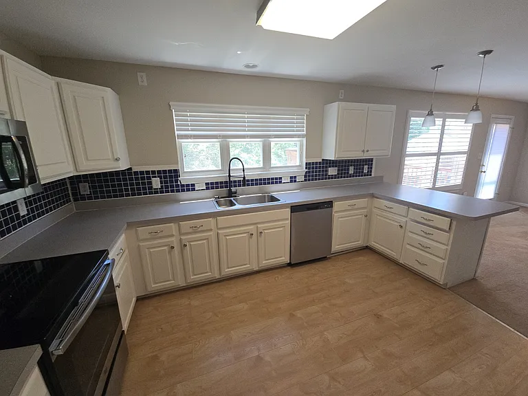 908 Terrace Ave — Photo 8