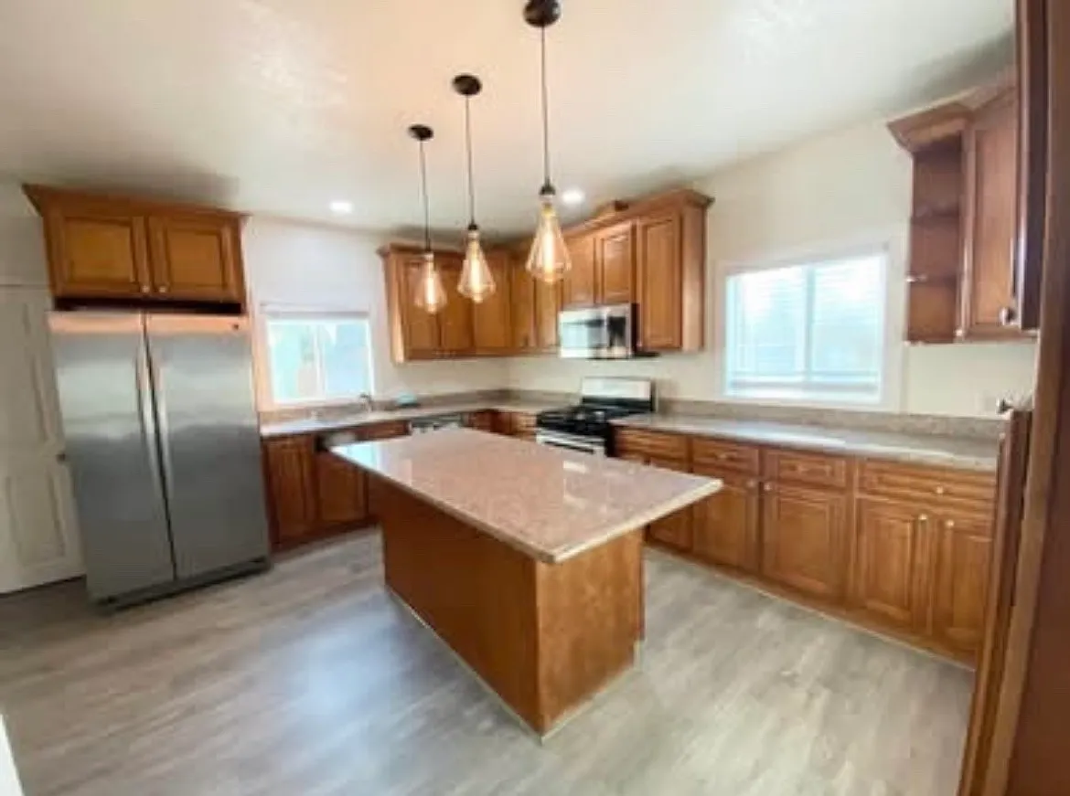 6 bed, 3.5 bath, $1,100 — Photo 4