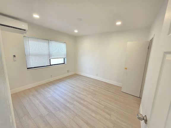 4th image of 570 NE 15th Ave #570
