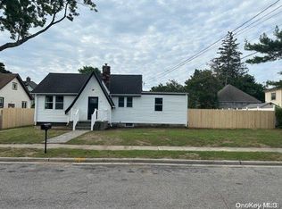 9 Harbour Rd, Massapequa, NY 11758