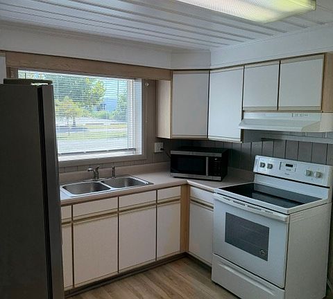 4th image of 2943 Harding Ave