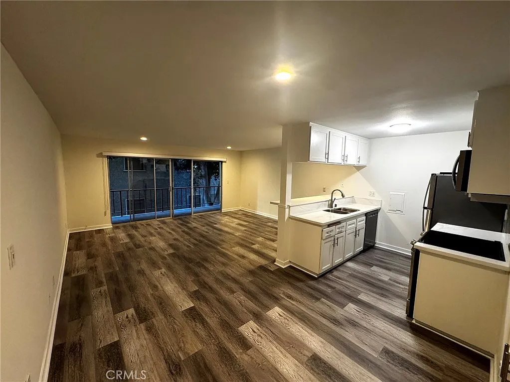 1 bed, 768 sqft, $2,400 — Photo 2