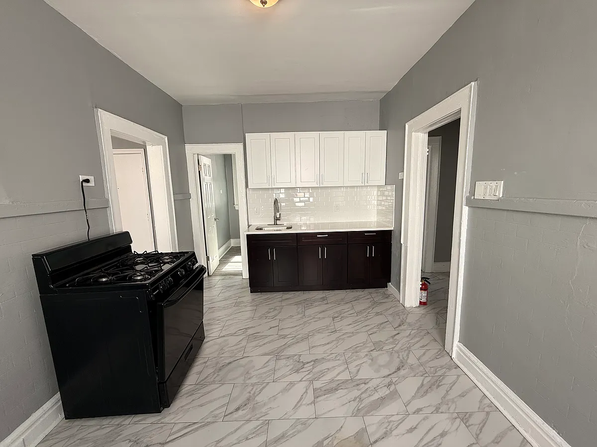 Building Photo - 31 Aldine St #2