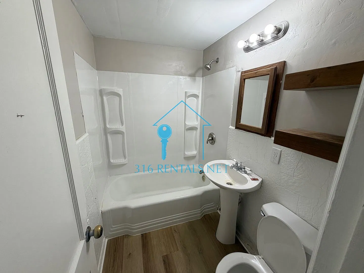 $1,135 - 3 bedroom/ 1 bathroom - Single Family Home — Photo 3