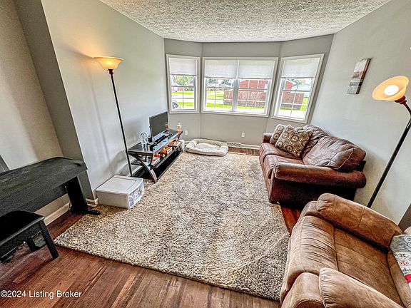 5th image of 136 Chambliss Cir