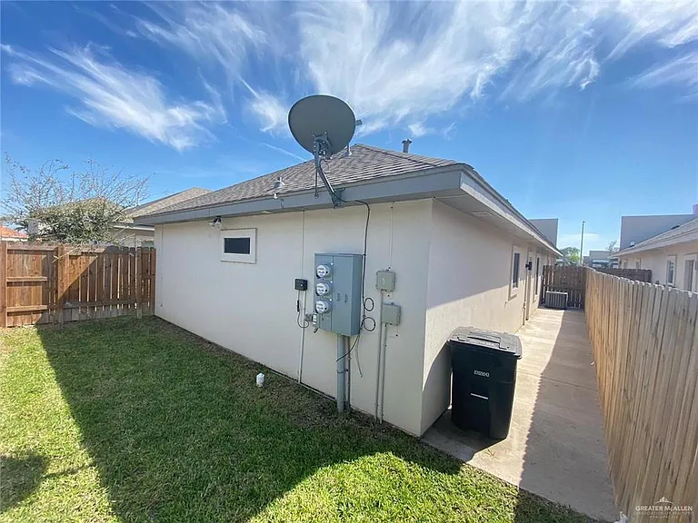 1013 E La Cantera Ave #3 — Photo 2