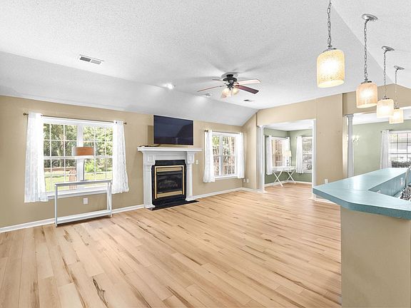 4th image of 205 Prestwick Rd.