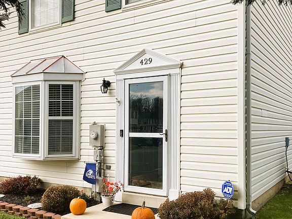 2nd image of 429 Old Oak Pl