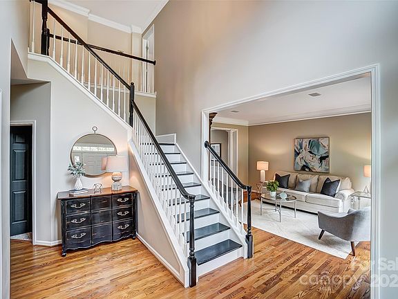 3rd image of 7912 Wilby Hollow Dr