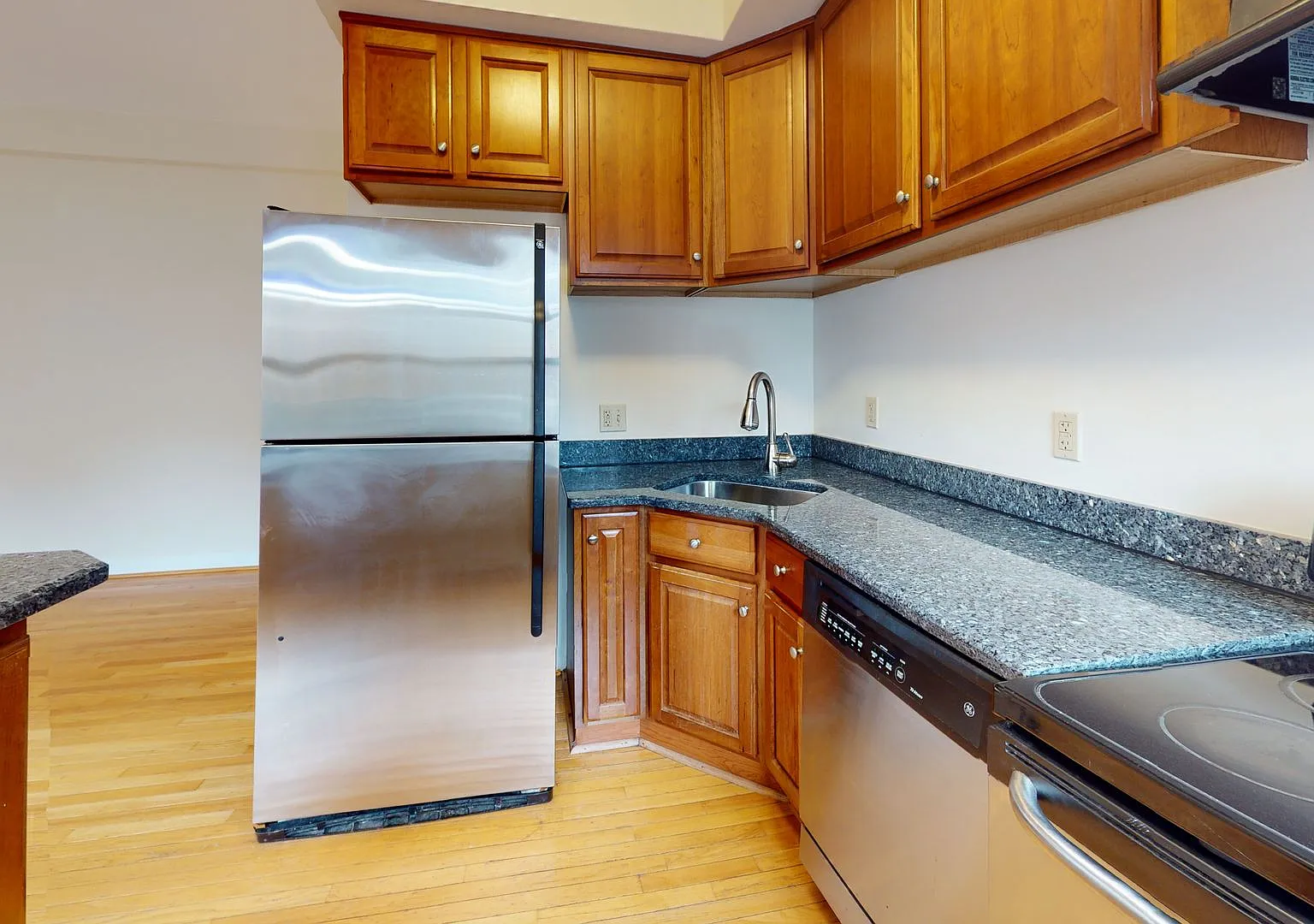 Sleek and Updated Studio Apartment W/Full Sized Kitchen, Hardwood Flooring, Pets Welcomed, Extra ... — Photo 4