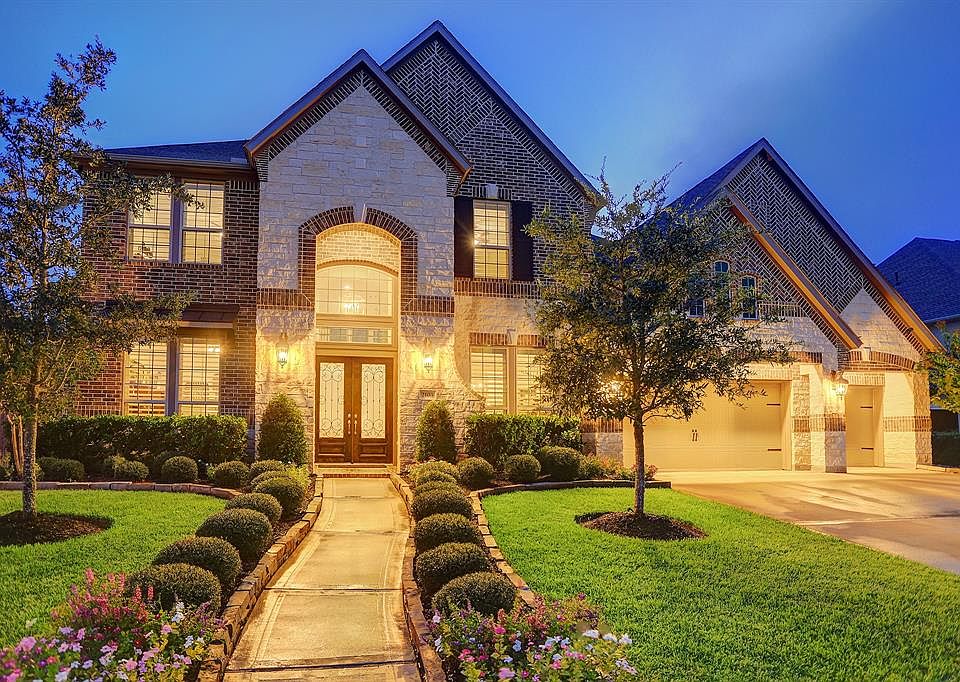 Welcome to 2103 Plaza Ridge. This home is absolutely exquisite inside and out with a 3-car garage, summer kitchen, and a beautiful inground pool and spa. Step inside to find an impressive entry with a study and formal dining room, gourmet kitchen, sp
