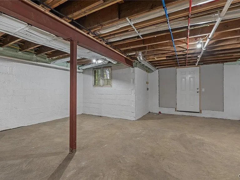 106 Wellington Rd — Photo 32