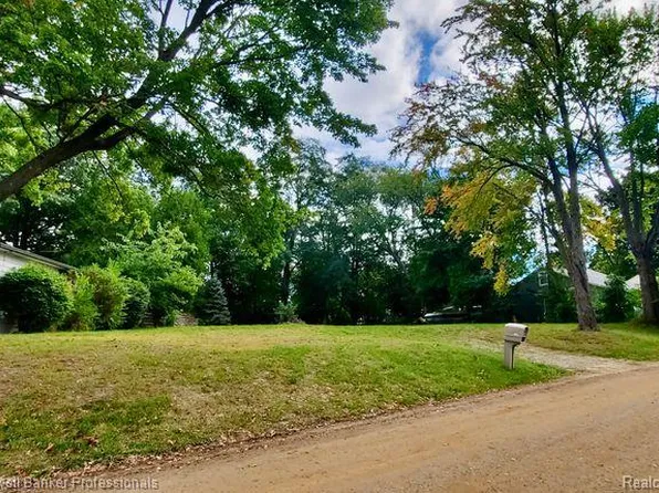 1143 Clearwater Blvd, White Lake, MI 48386