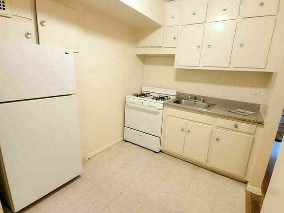 3rd image of 465 E 7th St #M3