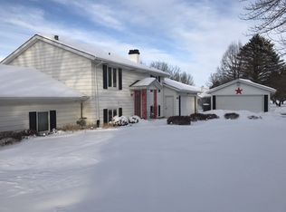 1075 Fair Meadow Dr, Mason City, IA 50401