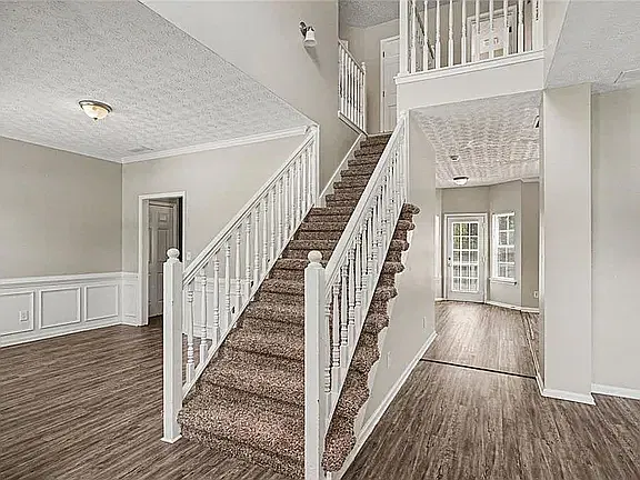 4 bed, 2.5 bath, 2075 sqft, $2,100 — Photo 2
