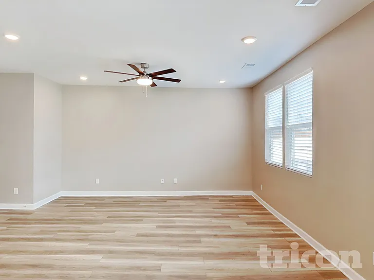 247 W Millbrook Dr — Photo 4
