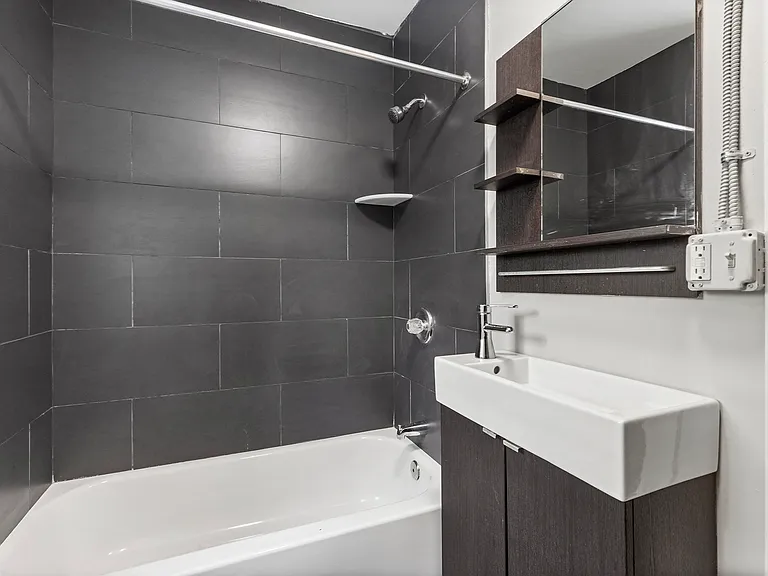 Bainbridge Lofts — Photo 13