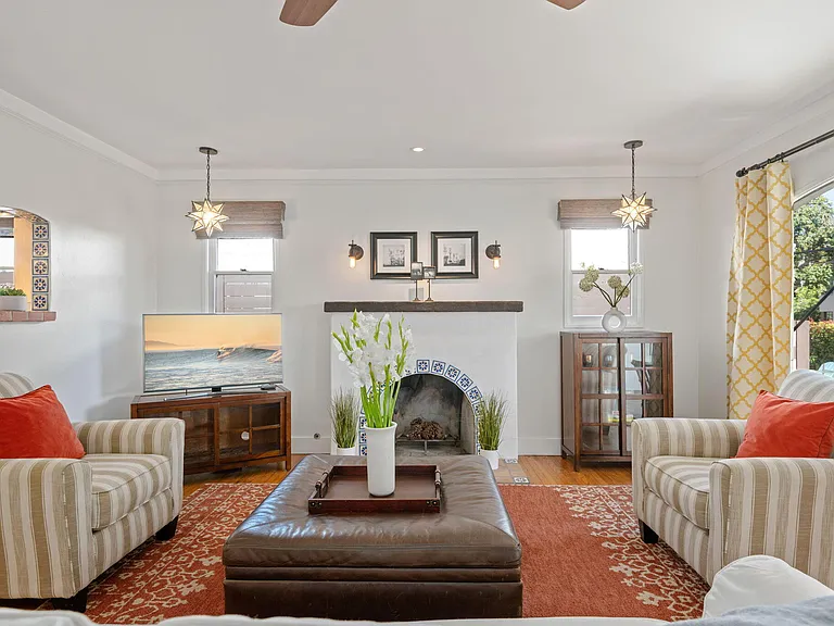 224 W Cota St — Photo 31