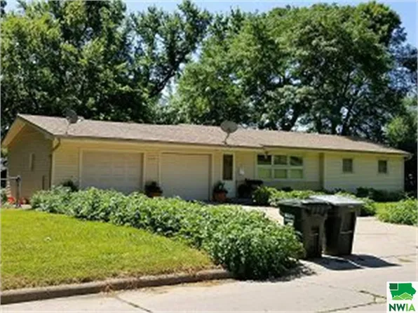 3134 Rebecca St, Sioux City, IA 51103