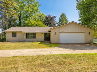 1500 Three Lakes Dr, Troy, MI 48085