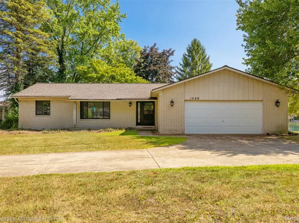 1500 Three Lakes Dr, Troy, MI 48085