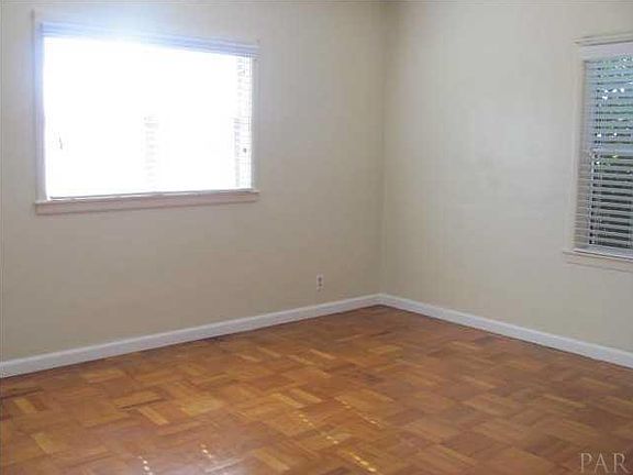 3rd image of 6 Ivanhoe Ave