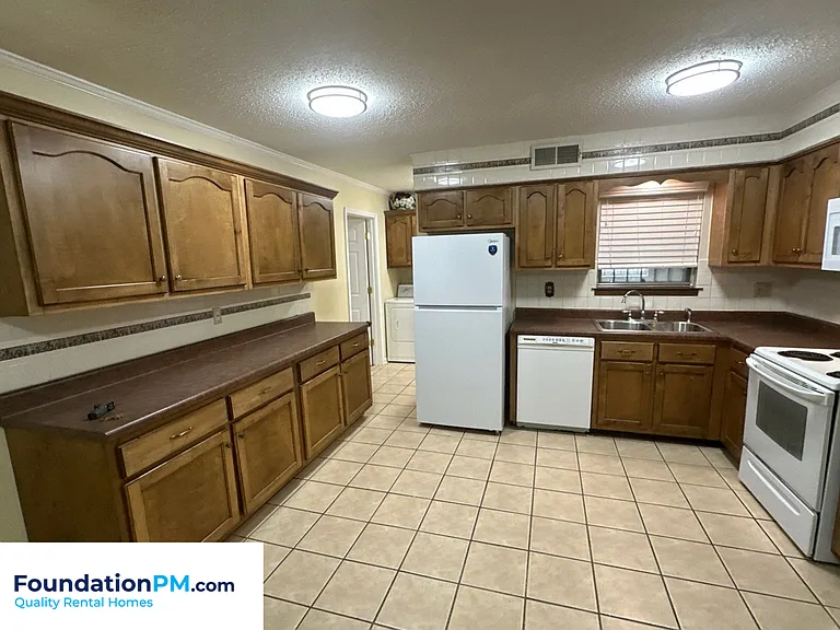 2621 Derbyshire Ave — Photo 3