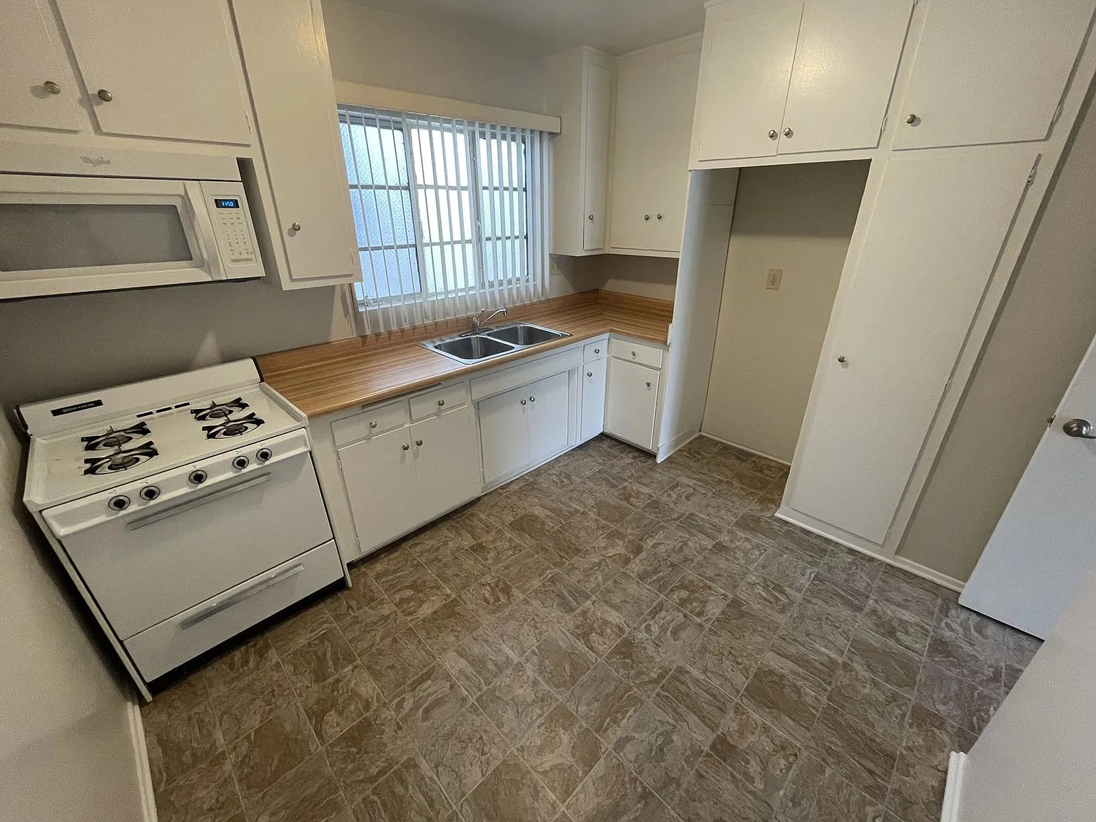 211 N Isabel St — Photo 3