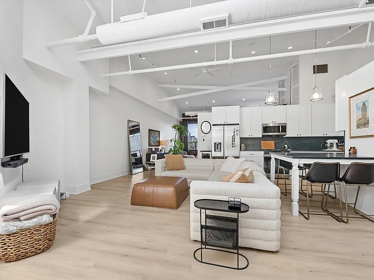 1000 W Diversey Pkwy #G — Photo 1