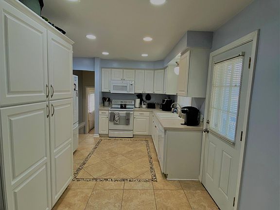 4th image of 2596 Elsinore Dr
