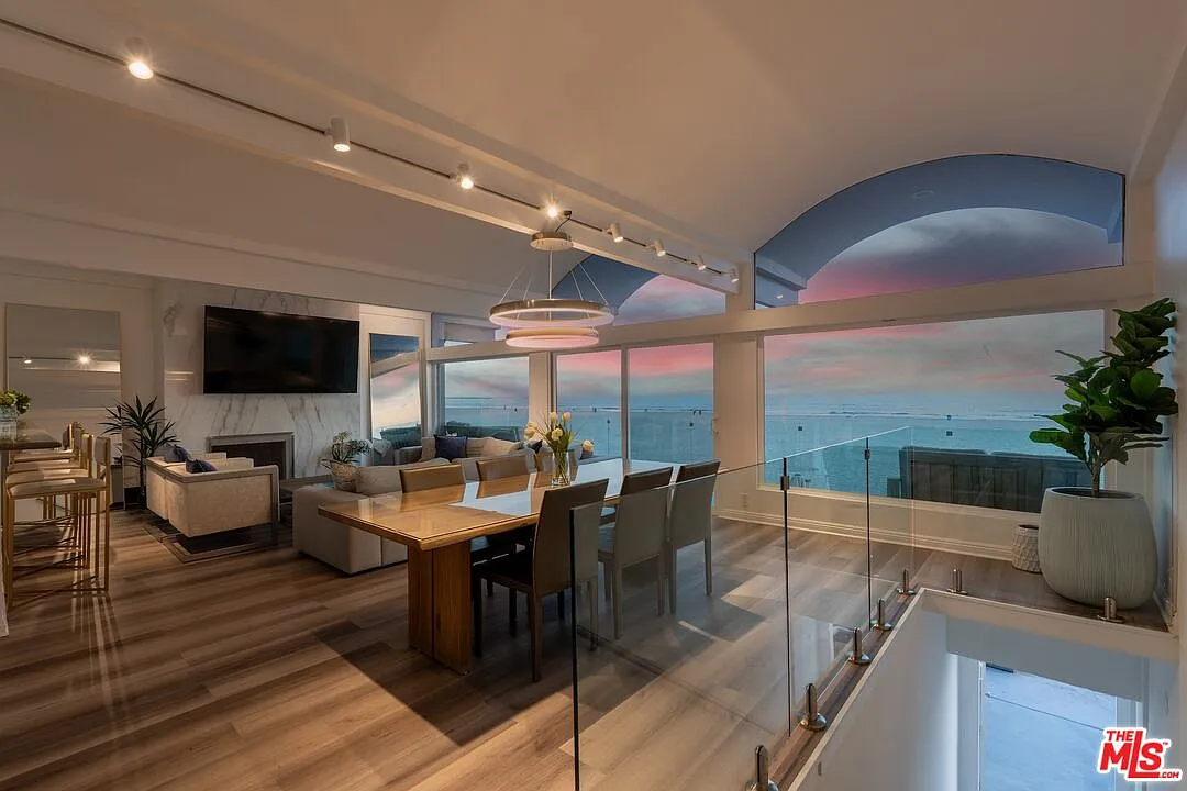 Building Photo - 3806 Ocean Front Walk #2