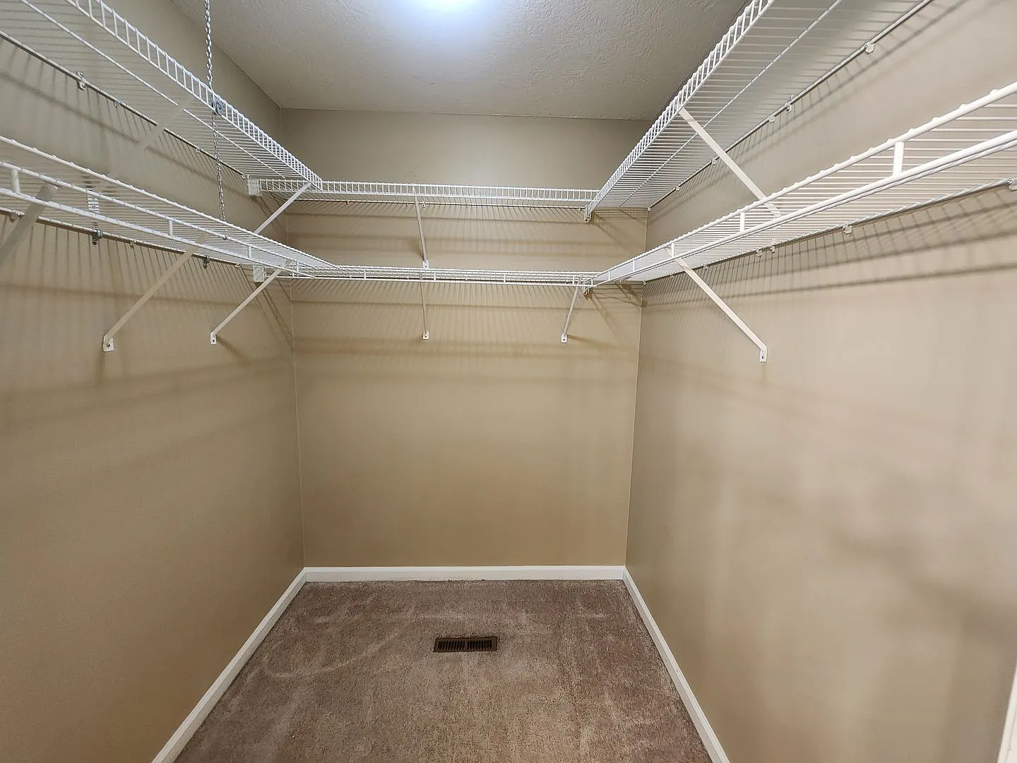 3 Bedroom On Cul-de-sac, East Side Location — Photo 4