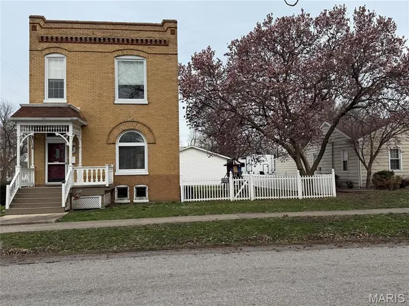 102 S Walnut St, Trenton, IL 62293