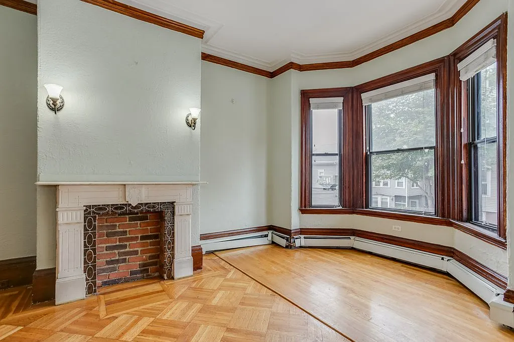 5 bed, 2.5 bath, 2500 sqft, $7,250 — Photo 2