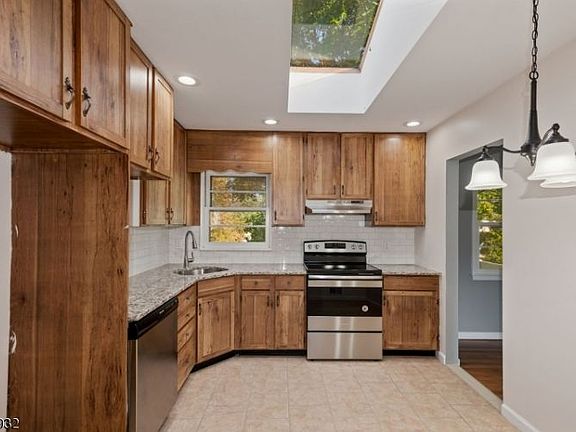 2nd image of 8 Parkway Dr