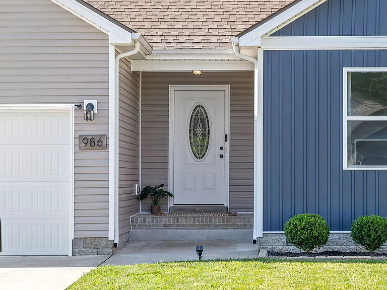 986 Guinevere Ct — Photo 2