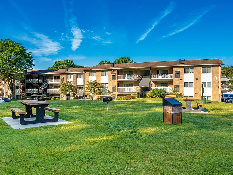 Hilltop Apartments — Photo 26