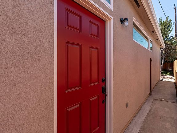 2nd image of 923 N Buena Vista St #101