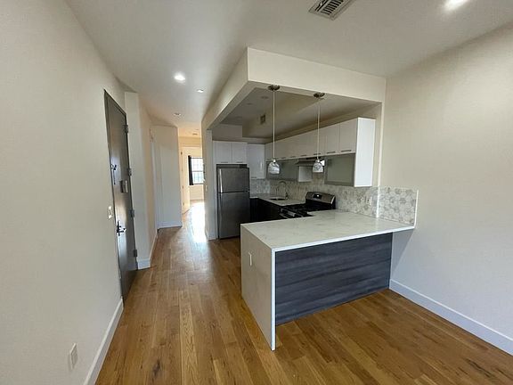 3rd image of 526 Kosciusko St #3AA