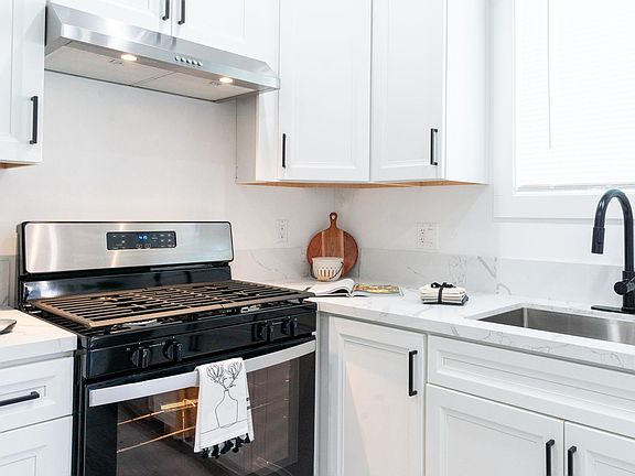 2nd image of 2953 Kalmia St