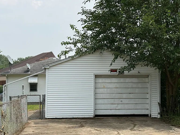 2051 N Main St — Photo 12