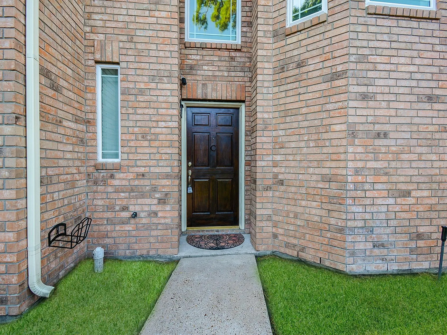 3 bed, 2.5 bath, 2591 sqft, $2,050 — Photo 2