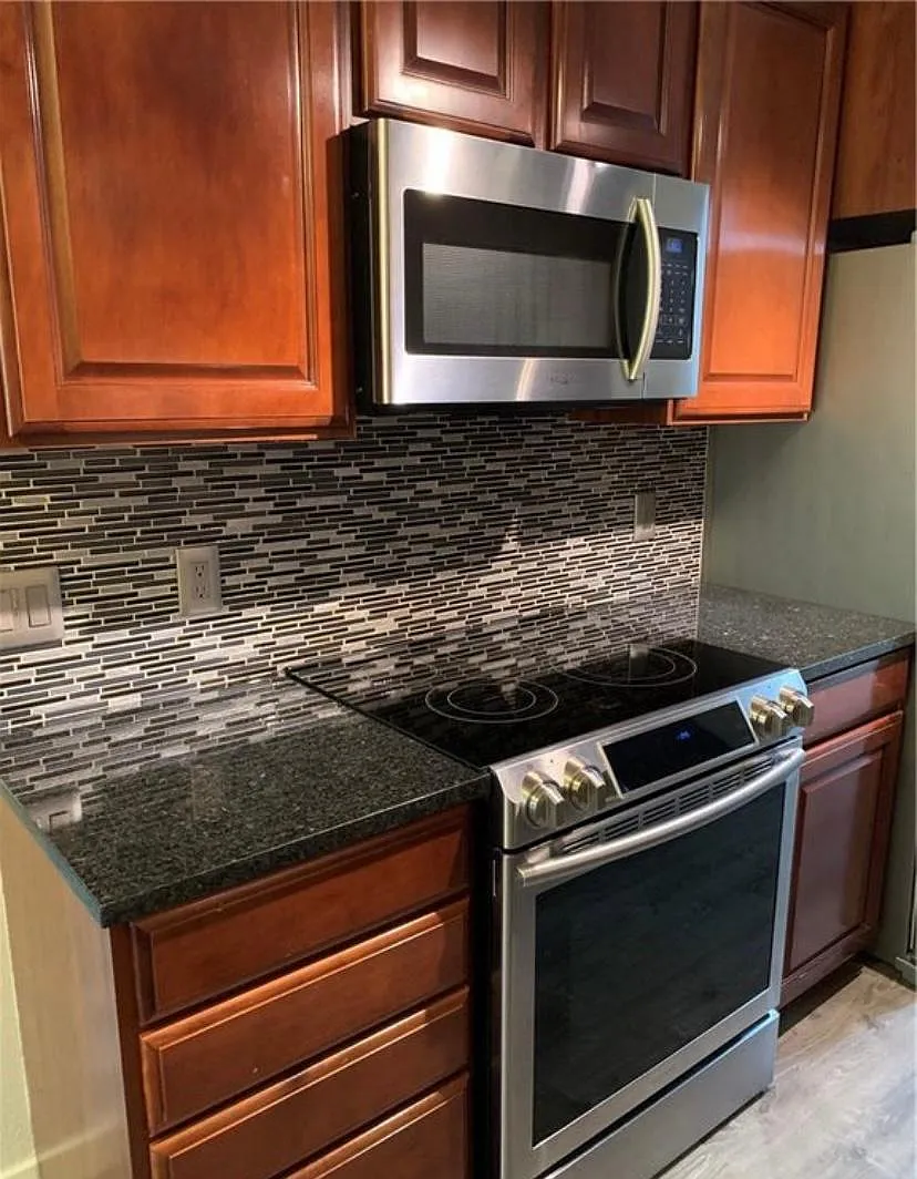 2 bed, 854 sqft, $2,400 — Photo 3