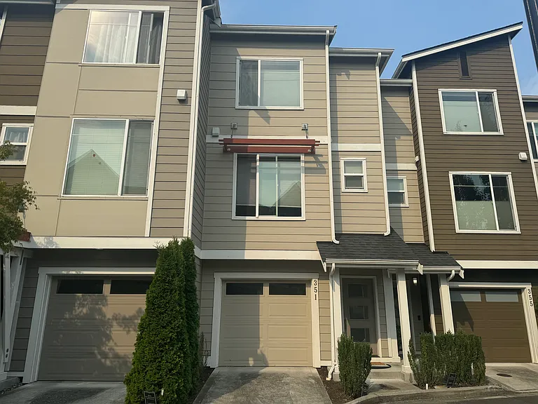 351 Vashon Ct NE — Photo 1