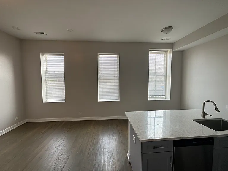 2620 W Cermak Rd #2F — Photo 7