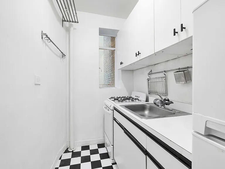 250 W 24th St #2AE — Photo 4