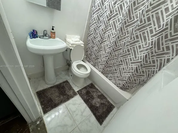 1086 NW 110th St, Miami, FL