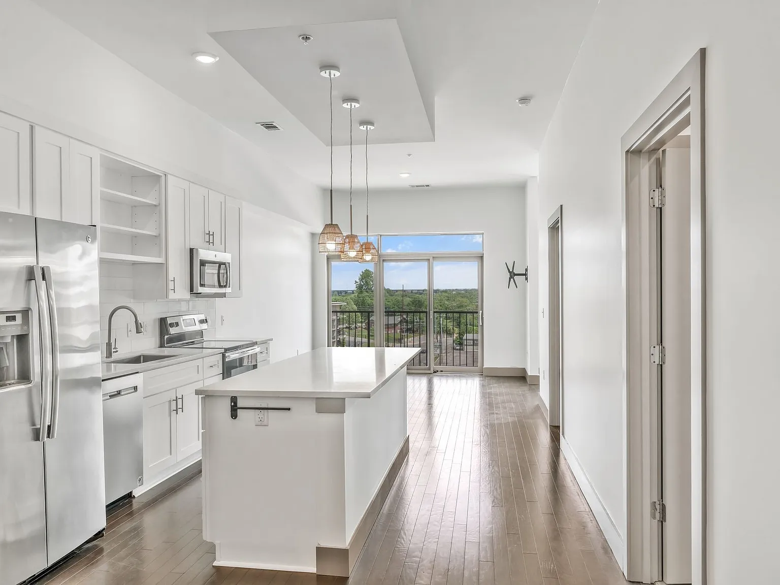 1 bed, 1.0 bath, 888 sqft, $2,200 — Photo 1