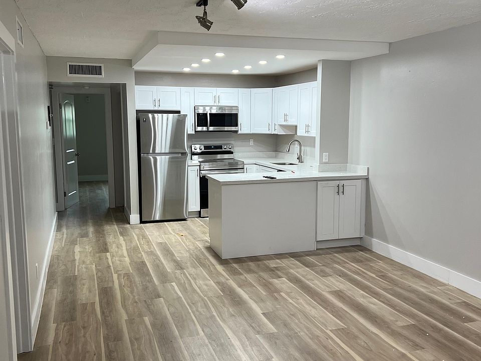 1st image of 320 SE 11th Ave APT 302